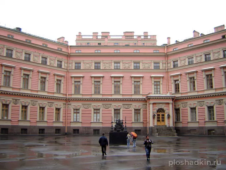 Инженерный замок — Двор — историческая площадка в Санкт-Петербурге