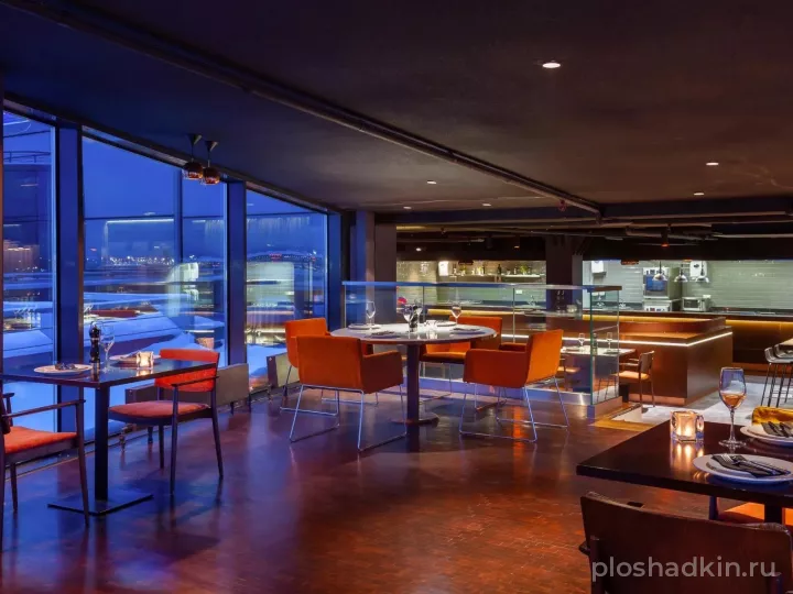 Cosmos Selection Москва Шереметьево Аэропорт (бывший Sheraton Шереметьево) — Панорамный ресторан «Алтитьюд» — зал в отеле в Москве, фото 5