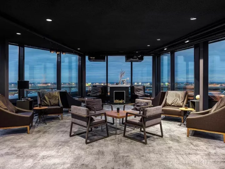 Cosmos Selection Москва Шереметьево Аэропорт (бывший Sheraton Шереметьево) — Панорамный ресторан «Алтитьюд» — зал в отеле в Москве, фото 6