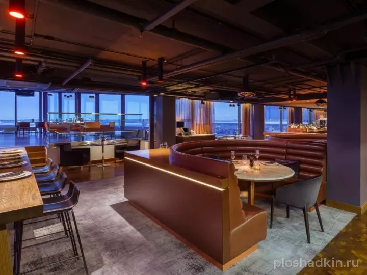 Cosmos Selection Москва Шереметьево Аэропорт (бывший Sheraton Шереметьево) — Панорамный ресторан «Алтитьюд» — зал в отеле в Москве, фото 7