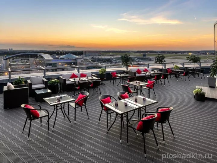 Cosmos Selection Москва Шереметьево Аэропорт (бывший Sheraton Шереметьево) — Панорамный ресторан «Алтитьюд» — зал в отеле в Москве, фото 8