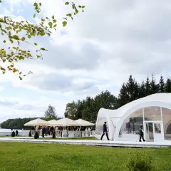 Пляж в Пирогово — шатёр Sunny Bay